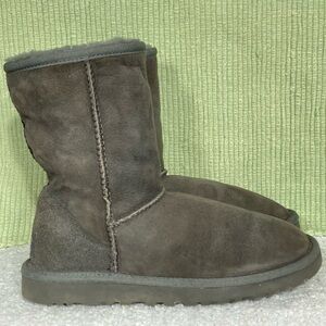 UGG Women’s Grey Classic Short Shearling/Sheepskin Boots Size US 5